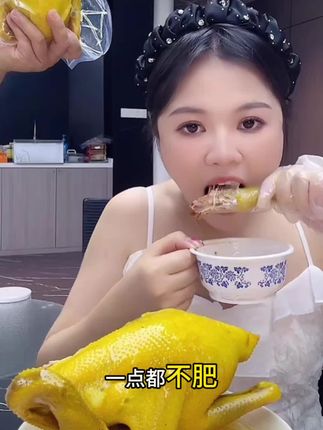 这个盐焗鸡真的是吃不腻的,有姐妹说今年已经吃了几十只鸡了,它是养足260天的老母鸡做的盐焗鸡,很香,肉质紧实不柴,皮很脆,超入味,买过的姐妹都会回购的,而且都是回购两只#好吃到停不下来 #盐焗鸡 #盐焗系列 #强烈推荐 #好吃到爆
