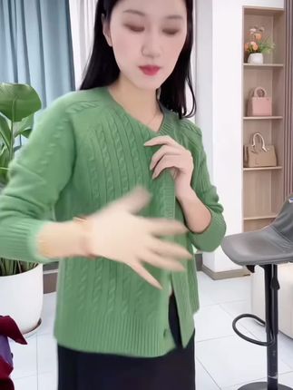 #上热门🔥 圆领毛针织衫长袖女洋气百搭秋季新款开衫外套时尚短款纯色上衣#女装 #针织开衫 #百搭上衣 #上衣穿搭 @DOU+小助手 @抖音小助手