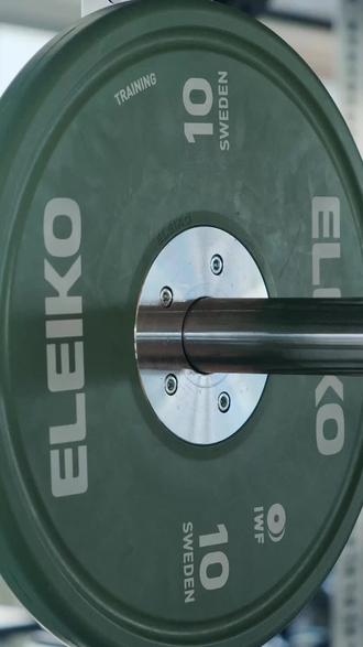 真正懂力量的器械,原来长这样
今天带大家近距离看看
Eclosion Wellness 的 ELEIKO 专业器械配置 ⚙️
如果你对力量训练有要求,
那你一定听过这个名字——
来自瑞典的 ELEIKO。
它是目前全球唯一同时获得
🏋️♂️ IWF 国际举重联合会
🏋️♀️ IPF 国际力量举联合会
♿ WPPO 世界残疾人举重组织
三大官方认证的训练品牌,
也是无数国际赛事的指定器械。
🏋️ 杠铃|把“精准手感”做到极致
全球首根可完整支撑整场比赛的专业杠铃
定义现代滚花标准,握感清晰、不打滑
瑞典原厂制造,钢材配方按训练用途定制
专属轴承结构,旋转顺滑稳定,发力更纯粹
你能明显感受到:
每一次推、拉、举,都更干净。
⚫ 杠铃片|安静,但很有力量
全球首创包胶杠铃片
IWF 认证减震技术,降噪高达 55%
纯天然橡胶材质,耐用且触感柔韧
极致纤薄设计,训练区更整洁有序
适合追求专注训练、不被噪音打扰的人。
🔩 Prestera 系统 & Oppen Collar
训练架支持多功能与空间定制
Oppen Collar 开口式磁吸设计,换片更高效
荣获红点、iF、瑞典 Grand Award 等多项设计大奖
专业与美感,在这里是同时存在的。
📍 Eclosion Wellness
我们希望你在这里体验到的,
不仅是重量的提升,
更是力量、控制与精度的平衡感。
🏋️♀️ 私信预约体验|先到先得
✨ 来这里,让你的健身变成一种生活方式。
✅咨询价格:评论区或思❤️扣1️⃣
✅咨询地址:评论区或思❤️扣2️⃣
✅更多门店信息访问主页:@Eclosion Wellness @LAGREE Suzhou
#EclosionWellness #苏州高端健身房#苏州园区健身房#减脂塑形#力量训练