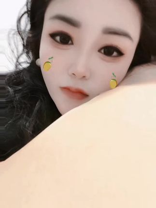 白天迁就生活,晚上打理灵魂,生活很累但不能撤退,寂静的夜,适合与自己和解。愿你在睡眠中 释怀所有,醒来又是新生,晚安!