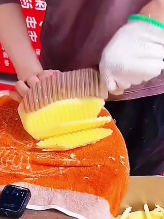 有了这把#狼牙波纹刀 在家里就可以秒变大厨 普通的土豆黄瓜 都能切出新花样 好看又好吃#波纹刀 #好物推荐🔥 #厨房好物