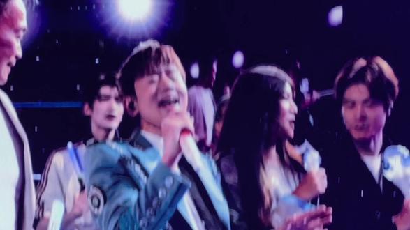 #疯狂打call #张翅 #演唱会 #张杰 翅翅被杰哥拥抱,开心坏了