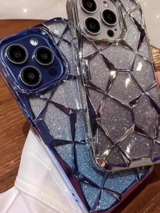 #创作者中心 #创作灵感 这个闪粉菱格壳也太好看了吧!它是这种闪粉渐变的设计,摸起来还有磨砂的手感,而且它的镜头做了加高保护,可以很好的保护你的摄像头,专为苹果用户打造的手机壳,喜欢的姐妹们赶紧冲呀!#好物推荐🔥 #趁热 #这也太好看了