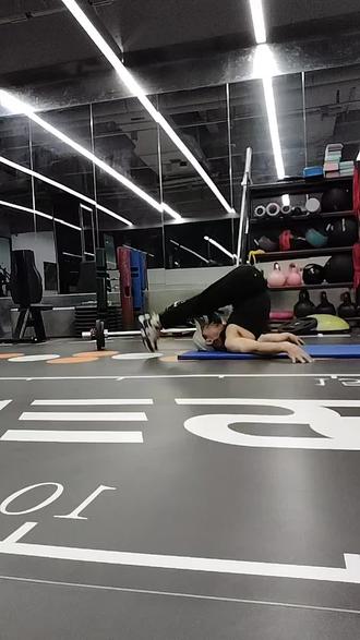 《锤娜丽莎减肥成功》 健身房里的蜕变:锤娜丽莎的科学减肥启示录。
当体检报告上的“重度脂肪肝”诊断成为转折点,锤娜丽莎用半年时间在健身房挥洒汗水,减重20-30斤,更让肝脏脂肪含量从32%降至8%。她的故事证明:健身房不仅是塑形的战场,更是重获健康的起点。
从健康危机到健身房的觉醒:
2025年4月,锤娜丽莎因激素治疗导致代谢率低于常人30%,体检结果更显示重度脂肪肝。医生警告可能发展为肝硬化,她意识到:“减肥不是为外貌,而是为活下去。”健身房成为她逆转健康的主场——每日1-2小时羽毛球训练,搭配力量器械和趣味舞蹈课程,用科学运动打破代谢困境。
健身房运动的“黄金组合”
有氧+无氧双线作战
羽毛球:提升心肺功能,消耗脂肪(每周4-5次);
力量训练:通过器械增肌,提高基础代谢率;
趣味课程:女团舞、骑行等保持运动热情,避免枯燥放弃。
健身房外的延伸
她将健身习惯融入生活:爬楼梯替代电梯,通勤步行增加消耗,让运动成为日常。
饮食管理:健身房的“隐形搭档”
“211法则”:每餐2份蔬菜、1份蛋白质(鸡胸肉/鱼肉)、1份粗粮主食,健身房后及时补充蛋白粉;
严格时间控制:晚餐在健身房训练前完成,避免夜间脂肪堆积;
饮水公式:体重(kg)×30ml,用健身房提供的柠檬水替代含糖饮料。
成果:从健身房到人生新舞台
健康逆转:转氨酶恢复正常,体能提升至可完成高强度团课;
形象蜕变:肌肉线条取代松垮脂肪,商业价值激增200%;
激励效应:她的案例让无数健身房会员重拾信心,“连她都能做到,我也可以”成为更衣室里的高频口号。
锤娜丽莎的减肥哲学很简单:选对健身房,用科学计划打败懒惰与借口。她的故事不是终点——你的蜕变,或许就从下一次踏入健身房开始。(本内容来源于网络,仅供参考,无不良引导。如有不适请线下求医。)#锤娜丽莎减肥成功#锤娜丽莎#减肥#减肥成功#健身房