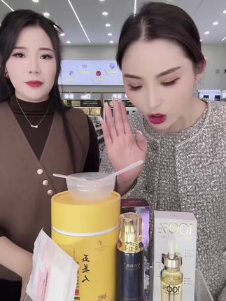 这个面膜超级好用。今天拍到还有角鲨烷美颜油,还有一瓶乳