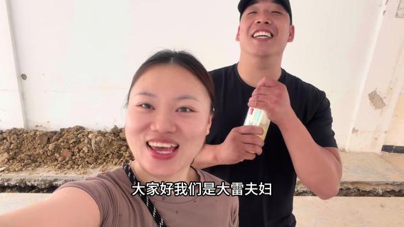 (大家快来互动猜一下新店在哪!!!)不是不更新,是没空更新,一头扎进烟火气里,专心做美食、用心做口碑。网红只是顺带,踏实做生意才是本分
老粉们稍等,马上回归正常更新~#一起努力的小夫妻
#南昌猪脚饭 #大雷烧腊猪脚饭