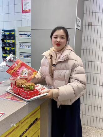 哇哇哇!欢乐满屋双人餐只要33.9真的太欢乐了#华莱士小猪佩奇联名#华莱士五福佩奇好运上车#五福佩奇送来新年好#佩奇喇叭一响好运马上开场#华莱士