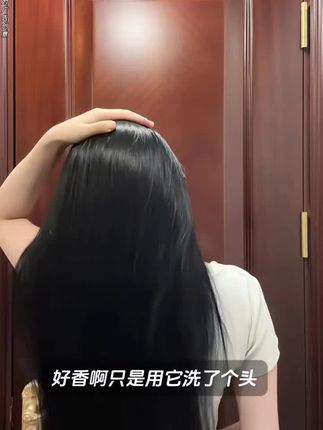 头发油的快,还扁塌?快来试试这个谜典氨基酸控油洗发水!它里面添加了8种氨基酸,还含有薄荷醇,可以有效控油蓬松清爽发根,改善头皮环境,还能去屑止痒。用完之后头发特别的清爽蓬松,一点都不会毛躁,而且留香时间也很长,喜欢的姐妹赶紧冲!