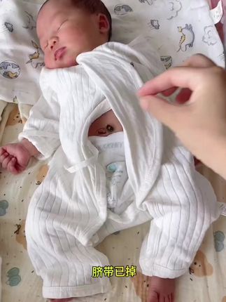 脐带已掉,胎发已剪,从此你便是一个独.立的小人了。这有纪念意义的收藏盒收藏着你成长的脚印,愿我的女孩平安喜乐,万事顺意!#脐带脱落#胎发 #剃胎发 #新生儿 #胎发纪念品