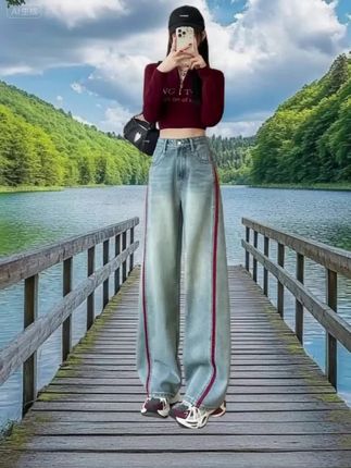 2025年秋装新款刺绣阔腿牛仔裤,一眼心动的时髦款来啦!高腰设计悄悄提拉腰线,轻松穿出“胸以下全是腿”的既视感~ 精致刺绣细节自带巧思,拼接撞色元素点亮整体造型,复古又吸睛。宽松版型对身材超包容,藏肉显瘦不挑人,窄版直筒剪裁利落不拖沓,走动间自带飒爽气场。秋天搭针织衫、短外套都出彩,轻松拿捏慵懒又时髦的秋日look~ #预制国庆出游穿搭#离穿搭显贵只差一顶帽子#秋冬穿搭新鲜感在线#舒畅的入秋穿搭都是琥珀系@抖加🔥上热门🔥dou+🔥热点宝