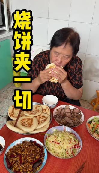 天津烧饼夹一切,嘎嘎棒。炝拌土豆丝#美食教程#美食分享#烧饼夹一切