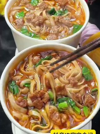 晚上饿了又怕胖,点外卖又麻烦,那就来一碗荞麦杂粮面只需开水一泡即可使用真的很方便#超好吃