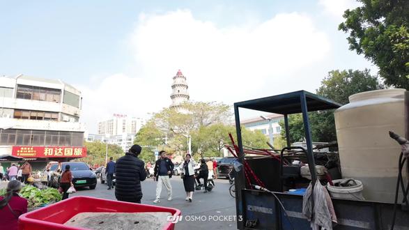 新年旅行第五天-汕头。到了汕头必须要去凑热闹,我们要去看英歌舞啦!从文光塔广场到中华路再到新华路,全是人!找个机位特别不容易,还在还是见识到了!感谢孟先生改变原定行程,在一路堵车的情况下满足我的小心愿。下午孟先生说去老妈宫,到了才发现居然就是小公园,找了一家店吃午饭,黄皮果油柑汁好好喝,炸豆腐口感很特别,粽子好吃(好多料,甜咸口),小食拼盘(粿)也好吃,甘草水果好吃(终于发现了正确的打开方式:让老板帮搅拌好,好好吃)气气超级喜欢饮料上的小茶壶(陶瓷的,贵但是不好喝),饭后气气睡着了,我们去了江边,后来打包了一堆吃的,然后就跟汕头再见啦!#三岁 #新年旅行 #旅行就是要逛吃逛吃