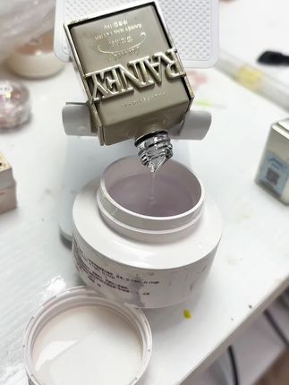 以下是我的思路,我觉得很成立,建构底胶结实 稠稀都有,粘稠底胶结实 稠,建构胶稠稀都有,混合后我调稀点流动性就有了,底胶更是扒甲面能力超强,不好用的底胶我不会用到空瓶,好用的底胶好用的建构胶,在拿加固稀释一下在这里说明一下加固也是有塑形作用的,底胶的优势牢固度高,粘合度高,加固的优势流动性强,有塑性的作用,建构的优势硬度高,有塑性作用,那么这几个混合在一起就是强强联合,#美甲💅 #美甲教程 #好物分享 #宝藏好物打卡 #美甲好物