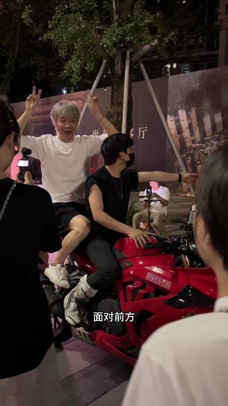 帅气的老师 #张嘉佳 发布新书啦#重庆落地签
从你的全世界路过