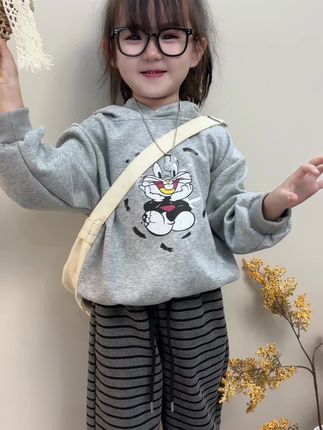 从皱巴巴的小团子 到会帮我擦桌子的小帮手 从只会哭着要抱抱 到能给我讲幼儿园的「小秘密」 她的每一步,我都没缺席 我的每一句「别怕,妈妈在」 都刻进了她的勇气里 原来最好的「养」,是和她一起 把平凡的日子,过成了最温暖的诗 #高品质穿搭 #萌娃韩系穿搭 #穿出高级感的穿搭 #萌娃穿搭 #生女儿就是用来打扮的