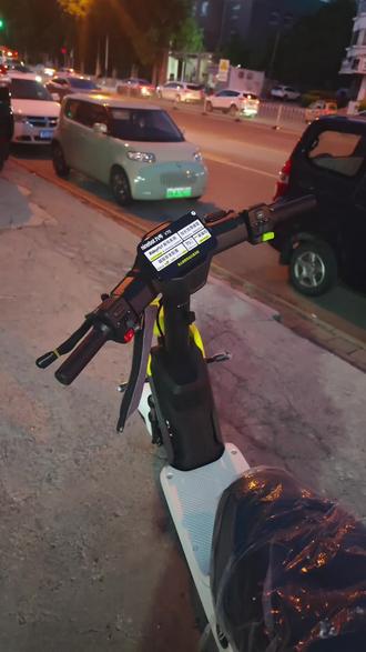 一口价3199九号V70 九号V70,智驾入门就够好✨
4.3寸全彩屏导航/听歌/通话,无钥匙解锁超方便
加长加厚坐垫+密码锁车筐,买菜接娃都能装
五级可调减震+高亮大灯,好骑又安全
三档全速70km续航,通勤一周不焦虑
家庭账号共享,一人买车全家能用
#九号真智能 #新品 #城市电动车推荐 #九号咸阳路 @九号天津城市运营中心 @龟速の归宿 @张家窝九号电动车