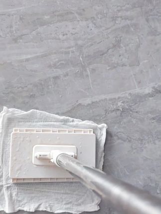 姐妹们,家里不用的毛巾不要扔,留着夹在这个拖把上,用来拖地呀!擦高处呀,特别好用,用脏了也不用手洗,只要放在水龙头下冲洗几下就干净了。这个拖把头还能吸附地面的毛发,太好用了!#强烈推荐 #清洁神器 #魔术扫把 #实拍 #家居清洁