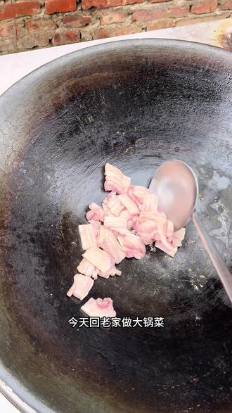 农村的大锅做出来的饭最好吃了,过年了回去炖大鹅#农村柴火饭 #铁锅 #家常菜