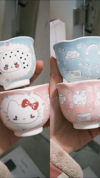 一小时get两个手绘陶瓷杯!新手友好✨
适合想体验画陶瓷但没太多时间的朋友~这是给我朋友做的两个小茶杯🍵,我记得她高中的时候喜欢张杰,所以我在蓝色杯子上画了一张CD,上面写了“ZJ”哈哈哈哈,快去DIY一个独一无二的小杯杯吧!
#陶艺体验 #陶瓷教程 #陶艺diy教程