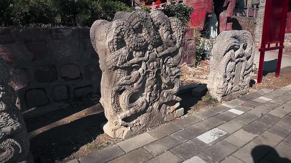 河南襄城葛仙观
• 历史渊源:位于湛北乡侯楼村西南的焦赞、孟良山中部东麓,距襄城县城南约9公里,是晋代著名道士、医学家葛洪筑庵炼丹之所,唐以后屡毁,明正统年间道士王守益、康志玄重修。
• 建筑布局:依山就势,占地30亩,有山门、乐台、丹井亭、钟鼓楼和老君殿等建筑。老君殿为三间单体高台建筑,卷棚歇山顶,殿内有老君神像。观内现存明嘉靖二十九年“紫云仙境”石碑和清乾隆五十九年重修三官殿石碑各一通。
• 特色景观:观内有“乳酒二泉”,两泉相距2米,泉底相连,一泉色碧有酒香,称“酒泉”,一泉色淡味甘,名“乳泉”,据传为葛洪炼丹井。
#vlog十亿流量扶持计划 #vlog日常 #历史文化遗产 #古建筑之美 #旅行推荐官