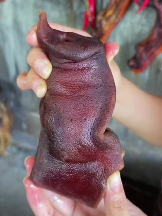 四川腊猪拱嘴儿越吃越香,Q弹有嚼劲,还肥瘦相间,腊香浓郁,下饭下久都好吃,平时我都当零食吃,全家人都好喜欢#太好吃了 #太香啦 #地方特色美食 #农家烟熏腊肉 #猪拱嘴