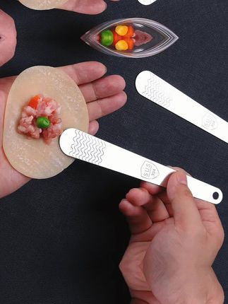 别再用勺子和筷子包饺子了!有了这个采馅勺,包饺子包混沌就方便多了,不会粘勺!一冲一抹就干净了!#挑馅勺