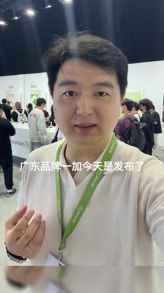 3月24日,广东品牌一加发布全新小屏旗舰一加 15T,在 6.32 英寸的精巧机身下,实现性能、游戏、续航、影像及系统等维度的全面跃升。受内存大幅涨价影响,加15T起售价4299元,价格较上一代13T大幅上涨。#一加15T #小屏大魔王#手机涨价