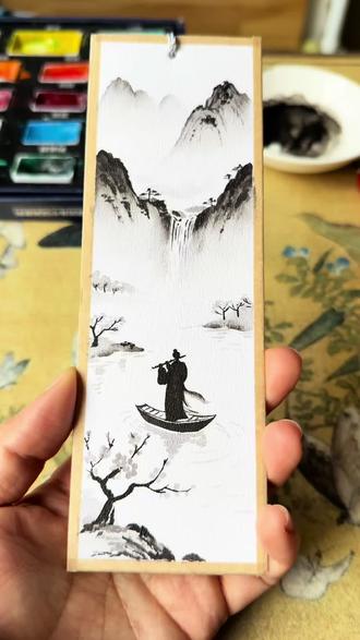 水墨人物山水书签!新手也能拿捏的国风感
把水墨山水的诗意,凝在一枚书签里~
画了人物山水款的书签,一叶扁舟行于山水间,墨色浓淡交织出的朦胧美,加上流苏后氛围感直接拉满✨
也可以画成大幅的作品
✨关注我,后续还会出更多国风手作和绘画教程,一起解锁更多水墨小美好~
#山水画欣赏 #国画作品 #跟着抖音学画画 #书签 #国风