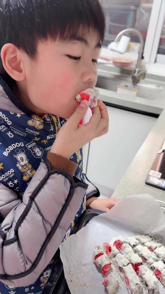 谁家小朋友自己做雪花酥呀#雪花酥 #亲子互动 #自己做美食