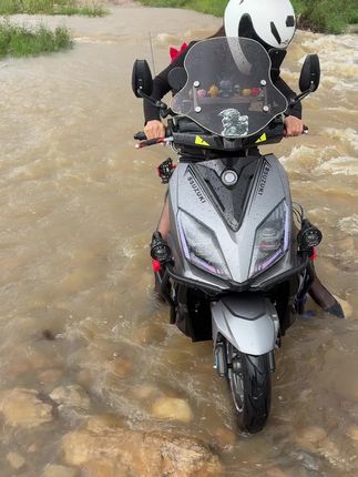 雨天骑行注意安全#大雨还在下 #骑行#摩托车