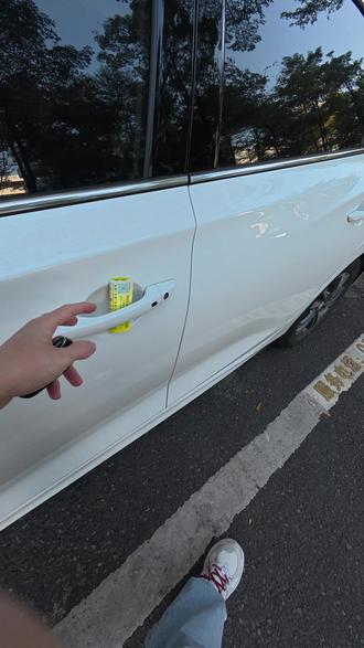 我的长安逸动无法打开车门了,突然急需要用车,这就非常的麻烦。原来是车钥匙电池没有电了,所以建议所有的长安车主,都要及时更换我们的车钥匙电池。#逸动plus #长安汽车 #好物推荐🔥 #汽车知识