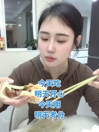 这大半夜开炫,必须来两个,都去试吧,支持正装试吃两杯!