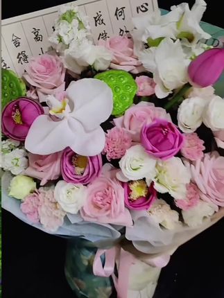 #坐乌篷船采荷花了 #浪漫惊喜 #礼物推荐 #仪式感不能少 #创意花束