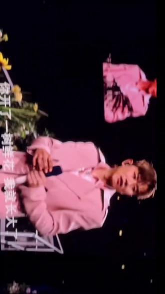 #张杰 鸟巢演唱会第二场《树呢》杰哥写给爷爷的一首歌,每次唱这首歌杰哥总会想起爷爷流下眼泪,杰哥,爷爷在天上看着,你很棒,你是爷爷最引以为傲的孙子@Jason张杰 而我跟杰哥一样,我的爷爷也在天上,所以每次听到这首歌我也会想起爷爷也会流下眼泪