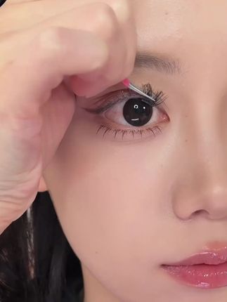 这个假睫毛浓密卷翘又上镜,喜欢嫁接睫毛的睫毛就贴它#假睫毛 #嫁接睫毛 #免胶水假睫毛 #变美就是这么简单