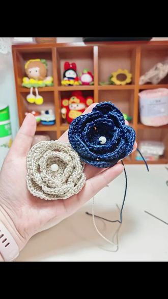 山茶花钩织教程(附图解) #钩针编织技巧🧶 #手工编织小物🧶 这钩针编织的花儿,简直是手工界的“卷王”!别人织毛衣,我织花朵,别人织围巾,我织浪漫。这手艺,不拿去参加“手工奥运会”可惜了。谁说手工只能温暖,我这花朵还能“扎心”呢!#钩针编织#手工小物 #编织浪漫