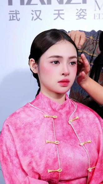 高清发型教程视频&芭乐粉新中式🌷创意鲜花造型,天姿学校美妆造型。#武汉学化妆#武汉化妆培训学校 #零基础学化妆 #武汉天姿