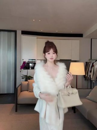 想一件衣服穿遍秋冬这件狐狸毛皮草毛衣必须安排!显白显瘦,搭短裤配靴子像韩剧女主;关键是真材实料,狐狸毛摸着软,混着羊毛还保暖,弹力面料不挑身材#名媛穿搭 #气质穿搭 #氛围感穿搭 #秋冬穿搭 #毛衣