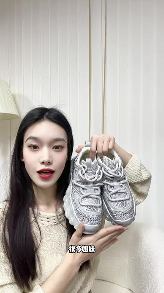 万能风格穿搭公式#春天一起做粉彩风美女 #用手搓变装打开粉嘟嘟的世界 #年度穿搭开启新年时髦感 #粉彩风我的身材很曼妙秀场穿搭 #看看你的新年战袍穿搭