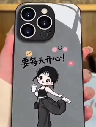 简约灰底,蹦跳小少女捧着快乐(饮品),喊你“要每天开心”,镜头黑边护航,给手机穿件治愈小外套~#手机壳#手机壳推荐 #3c好物推荐
