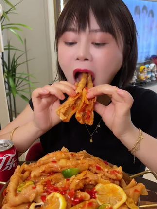 脆脆糯糯的无骨鸡爪简直我的最爱,香香辣辣的一口接一口根本停不下来#追剧小零食 #太好吃了 #无骨鸡爪 #辣卤