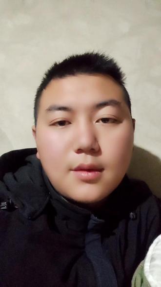 4. 防火防爆安全:可燃气体与易燃易爆环境防控
- 核心知识点:易燃易爆环境需“控源头(防泄漏)、控环境(防点火源)、控扩散(强通风)”,重点管控可燃气体浓度和点火源。
- 泄漏检测与通风:可燃气体(甲烷、乙炔、乙醇蒸汽等)储存区、使用区需设置可燃气体检测报警器,检测点覆盖泄漏风险区域(如储罐底部、管道接口、设备法兰),报警浓度设定为爆炸下限(LEL)的25%(一级报警)和50%(二级报警);通风设施需采用防爆型(电机、开关为防爆等级ExdⅡBT4及以上),通风量需满足“每小时换气12次以上”,确保可燃气体浓度低于爆炸下限。
- 点火源控制:易燃易爆场所禁止使用非防爆电器(普通开关、白炽灯、手机),照明需采用防爆灯具(隔爆型、增安型);禁止携带火种(打火机、火柴),作业工具需选用铜质等不产生火花的材质,禁止敲击、撞击金属设备;设备接地可靠(接地电阻≤10Ω),防止静电积聚(静电电压>3000V时易产生火花)。
- 泄漏应急处置:发现可燃气体泄漏,立即关闭阀门(切断气源),停止所有作业,启动防爆通风设备,人员撤离至上风向区域;严禁开关任何电器、使用电话,必要时使用防爆对讲机沟通;小量泄漏可通过通风置换消除,大量泄漏需划定警戒区,联系专业人员处置。
- 应用场景:化工车间、燃气储罐区、喷漆房、加油站、酒精加工厂等易燃易爆场所。#日常自拍 #休息时间 #抖音自拍 #安全 #学习