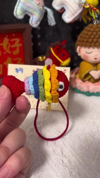 解锁钩织100个小动物之七彩锦鲤(5/100)
七彩锦鲤跃然“指”上,把好运钩回家,愿你年年有鱼,万事如意#手工钩针编织 #指尖上的艺术 #七彩锦鲤钩织教程