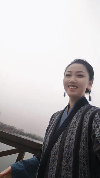 央视给满服正明:新宾满服 央视正本清源!给满族传统服饰正式定名“新宾满服”,作为满族发源地的非遗技艺,它有“一布成衣”的独特工艺。从此告别旗袍、唐装、老钱风、新中式、晚清汉服等错误且模糊的叫法,满服就是满服,汉服就是汉服,各归其名,这才是对中华服饰文化的真正尊重。
