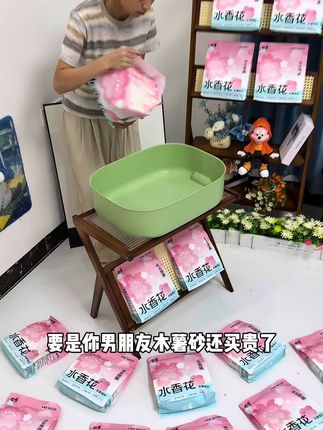 买6包送2包的木薯砂你还不薅,等着去宠物店挨宰吗,特别添加的超除臭水香花,遇水即溶,释放花香,分解臭味,不粘盆不粘铲,结团紧实不松散#木薯猫砂 #萌宠好物 #无限回购的宝藏单品 #猫砂推荐 #新手养猫