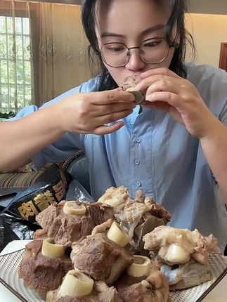 恩施散养黑猪肉,猪筒骨很好吃,炖汤红烧给小朋友炖个筒骨汤,然后营养价值也挺高,喜欢的去拍。#妈呀太香了 #无限回购的宝藏单品
