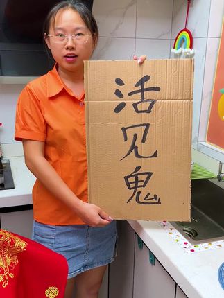 这个挂在水龙头上的沥水篮太方便了,平时倒个剩饭残渣,还能收纳洗刷工具,方便又实用#厨房好物#水槽挂篮