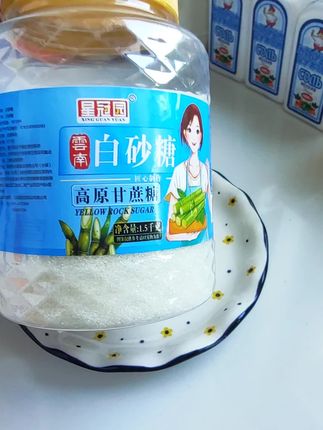 一勺透亮,甜满厨房! 瞧这白砂糖,颗颗像小水晶,干净透亮不起坨!不管是熬糖水、腌果酱,还是烘焙曲奇、冲甜汤,随手撒一把,立马点亮食材本味!密封设计,防潮又方便,厨房囤它,轻松拿捏每一口甜蜜!#白糖 #好物推荐🔥 #美食 #厨房好物 #调味料