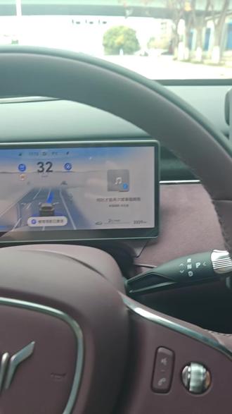 #岚图free +#安全才是最大的豪华
自从升级了ADS4.0感觉越来越好用,现在变道比以前丝滑了好多,每次过红绿灯都会迅速通过,不会再犹豫不决,3月份就要升级ADS4.1了,期待它会的表现会更完美!